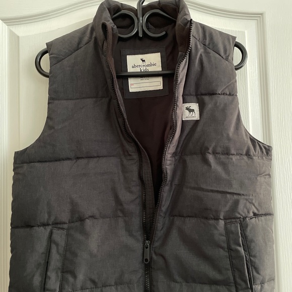 NWOT Abercrombie Kids Puffy Vest. Grey. Size 15/16. - Picture 9 of 17